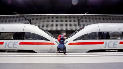 Un homme passe devant un train à Berlin (Allemagne), le 29 octobre 2018. (CHRISTOPH SOEDER / DPA / AFP)