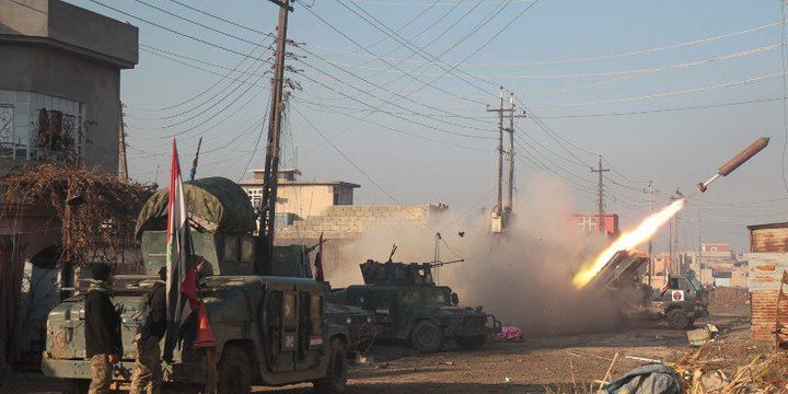 Tir d'une roquette par l'armée irakienne dans Mossoul  le 30 décembre 2016. (AHMAD AL-RUBAYE / AFP)