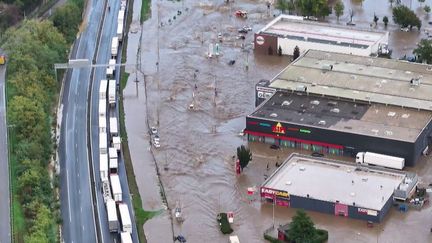 Dans le Rhône et dans la Loire, plusieurs routes étaient bloquées, jeudi 17 octobre, en raison d'inondations. Le trafic de la SNCF est interrompu sur certains tronçons.