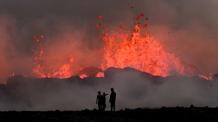 Un peu moins de cinq heures après le début de l'éruption, l'Office météorologique islandais a fermé définitivement l'accès du site aux touristes. (KRISTINN MAGNUSSON / AFP)