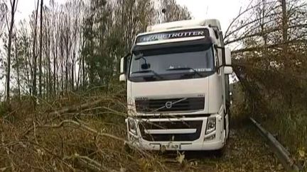 Un camion immobilis&eacute; par la temp&ecirc;te Christian, sur l'A131, en Seine-Maritime, le 28 octobre 2013. ( FRANCE 2 / FRANCETV INFO)