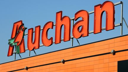 L'enseigne Auchan, dans un supermarché de Toulouse (Haute-Garonne), le 28 novembre 2013. (REMY GABALDA / AFP)