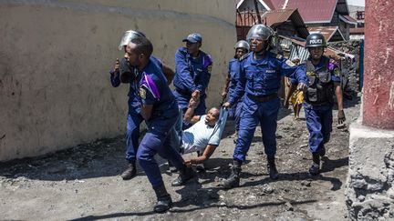 Un homme est embarqué par la police lors d'une manifestation le 27 décembre 2018 à Goma pour protester contre le report des élections générales dans la région.&nbsp; (PATRICK MEINHARDT / AFP)