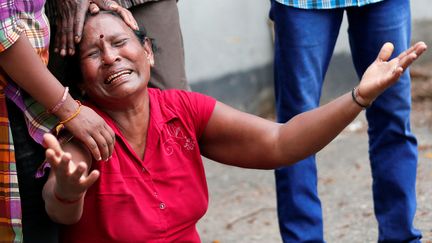 Une proche d'une victime de l'explosion à l'église Saint-Anthony à Colombo.&nbsp; (DINUKA LIYANAWATTE / REUTERS)