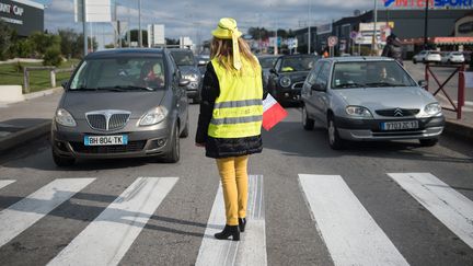 Un femme du mouvement des "Gilets jaune" à Cabries danss le département des&nbsp;Bouches-du-Rhône, le 17 novemebre 2017 (photo d'illustration). (CLEMENT MAHOUDEAU / AFP)