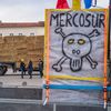 Un panneau contre l'accord commercial UE-Mercosur lors d'une manifestation d'agriculteurs à Auch (Gers), le 19 novembre 2024. (JEAN-MARC BARRERE / HANS LUCAS / AFP)