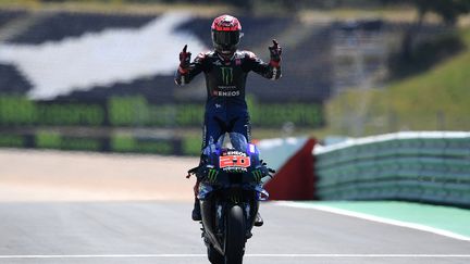 Fabio Quartararo remporte sa deuxième victoire consécutive sur le Grand Prix du Portugal, dimanche 18 avril 2021. (PATRICIA DE MELO MOREIRA / AFP)