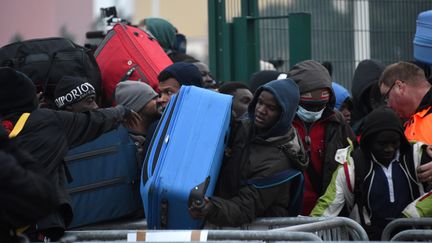 Des migrants lors du début de l'évacuation de la "jungle" de Calais, le 24 octobre 2016 (DENIS CHARLET / AFP)