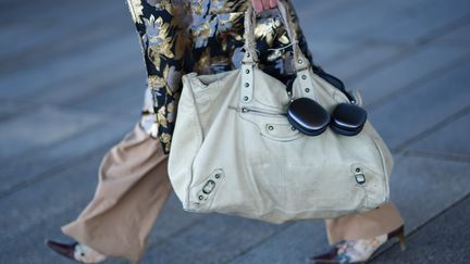 Un casque audio en équilibre sur un sac. (EDWARD BERTHELOT / GETTY IMAGES EUROPE)