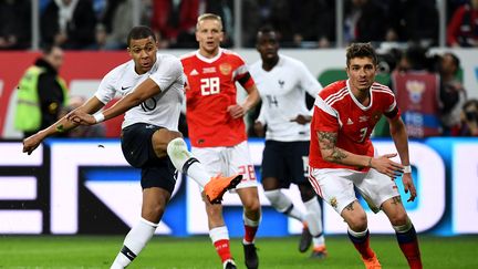 L'attaquant de l'équipe de France Kylian Mbappé marque durant un match amical face à la Russie, le 27 mars 2018.&nbsp; (FRANCK FIFE / AFP)