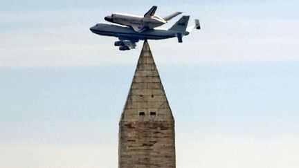 Pour l'occasion, elle a effectu&eacute; ce mardi 17 avril 2012 un "farewell flight" de parade &agrave; basse altitude au-dessus de Washington, la capitale am&eacute;ricaine. (THE WASHINGTON POST / GETTY IMAGES)