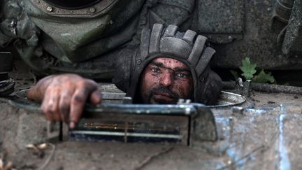 Un soldat ukrainien dans un tank dans la région de Donetsk, le 19 août 2022. (ANATOLII STEPANOV / AFP)