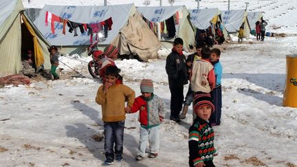 Des enfants syriens dans un camp de r&eacute;fugi&eacute;s &agrave; Arsal, au Liban, le 13 d&eacute;cembre 2013.&nbsp; ( AFP )