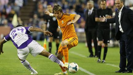 Alcatraz (Valladolid) tente de subtiliser le ballon à Fabio Coentrao (Real Madrid) (CESAR MANSO / AFP)