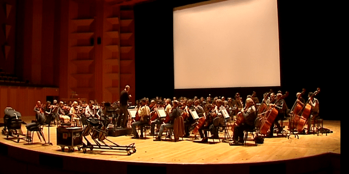 Timothy Brock dirige l'Orchestre national de Lyon à l'occasion du Festival
 (F3/ Culturebox)