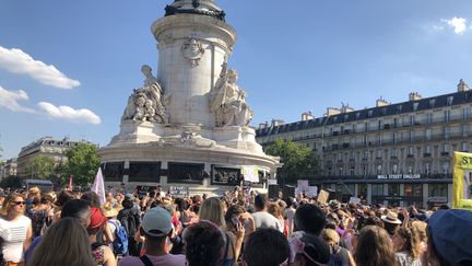 Des centaines de personnes rassemblées place de la République à Paris contre les féminicides, le 6 juillet 2019. (AMIBATA NIAKATE / TWITTER)