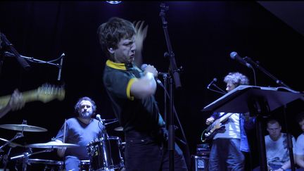 Stanislas en concert avec Astéréotypie dans le film "L'Energie positive des dieux" de Laetitia Møller (2022). (LAETITIA MØLLER)