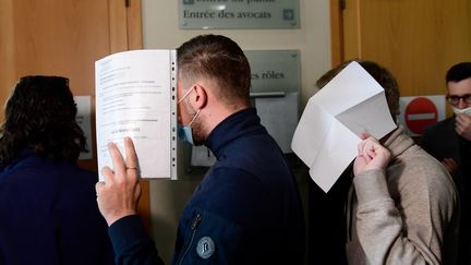 Des supporters de l'OM soupçonnés d'être impliqués dans les incidents à la Commanderie fin janvier comparaissaient devant le tribunal correctionnel de Marseille, le 24 février 2021. (NICOLAS TUCAT / AFP)