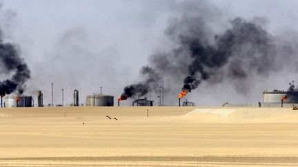 Forage pétrolier et torchère dans le secteur de Jalu, dans le désert libyen de l'Est en Cyrénaïque. (PHILIPPE ROY/Aurimages/AFP)