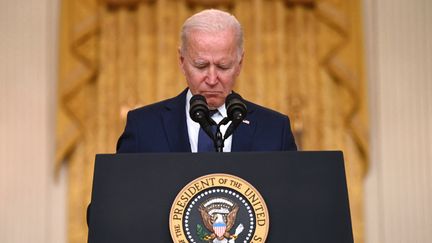 Joe Biden prononce un discours le 26 août 2021 en réaction à l'attaque kamikaze revendiquée par EL qui a fait plusieurs victimes à Kaboul (Afghanistan), notamment parmi les soldats américains basés à l'aéroport. (JIM WATSON / AFP)