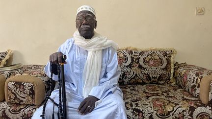 Biram Senghor, 86 ans, seul descendant vivant connu d'un tirailleur tué au camp militaire de Thiaroye, le 1er décembre 1944, sur ordre des autorités coloniales françaises, espère un jour obtenir la vérité. (GWENDAL LAVINA / RADIO FRANCE)