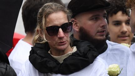 Delphine Daviet, la mère de Lola, lors de la marche blanche organisée en hommage à l'adolescente, le 16 novembre 2022 à Paris.&nbsp; (JULIEN MATTIA / LE PICTORIUM / MAXPPP)