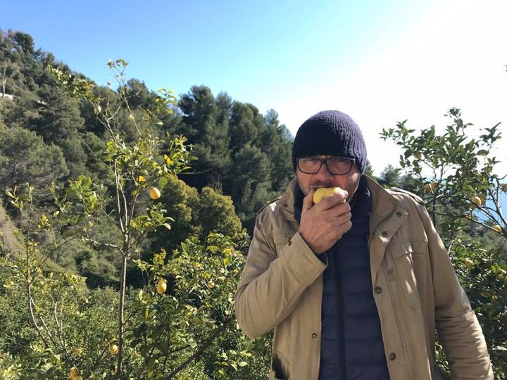 Laurent Gannac croque à pleines dents l'un de ses délicieux citrons de Menton. (Laurent Mariotte / Radio France)