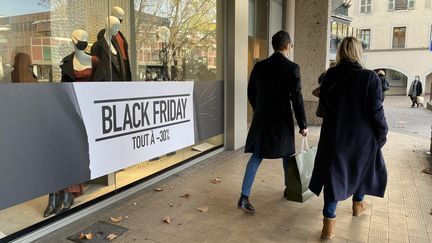 Le Black Friday pratiqué dans des boutiques d'Annecy (Haute-Savoie). (RICHARD VIVION / RADIO FRANCE)