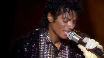 Le 25 mars 1983, Michael Jackson exécute pour la première fois son fameux "Moonwalk" à la télévision.
 (Capture écran)