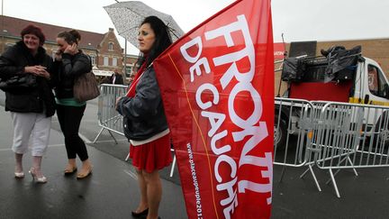 Une militante du Front de gauche sur la place Wagon, &agrave; H&eacute;nin-Beaumont (Pas-de-Calais), o&ugrave; Jean-Luc Melenchon s'est avou&eacute; vaincu dimanche 10 juin face &agrave; Marine Le Pen. (DELPHINE PINEAU / LA VOIX DU NORD / MAXPPP)