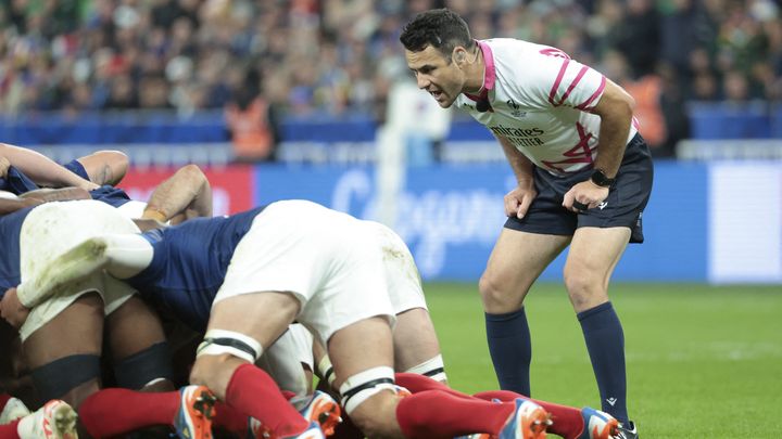 L'arbitre néo-zélandais Ben O'Keeffe essaie d'observer la mêlée opposant la France à l'Afrique du Sud lors des quarts de finale de Coupe du monde de rugby, le 15 octobre 2023 au Stade de France. (JEAN CATUFFE / DPPI / AFP)