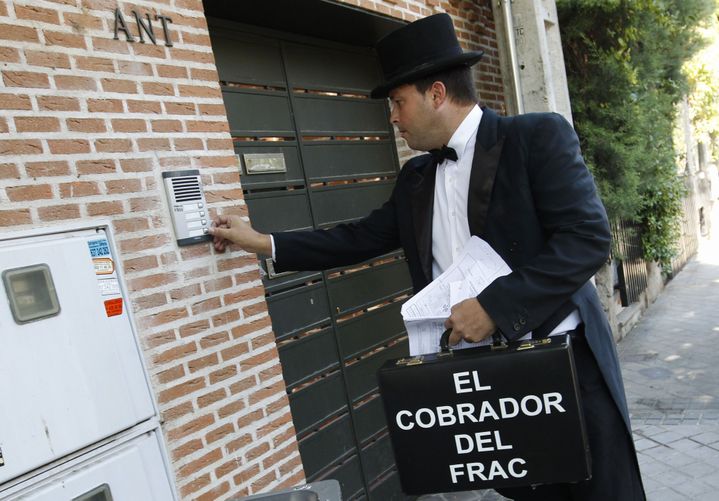 Madrid (Espagne), en juillet 2012: «recouvreur en frac» sonnant à la porte d'un mauvais payeur.
 (REUTERS/Andrea Comas)