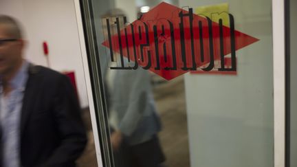 Des journalistes entrent dans les locaux de "Lib&eacute;ration", le 3 septembre 2013, &agrave; Paris. (FRED DUFOUR / AFP)