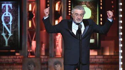 Robert De Niro, le 10 juin 2018, sur la scène du Radio City Music Hall, à l'occasion de la cérémonie des Tony Awards. (THEO WARGO / GETTY IMAGES NORTH AMERICA / AFP)