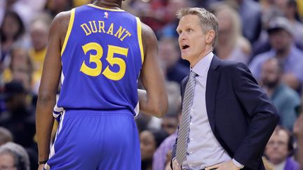 Steve Kerr parle avec Kevin Durant (Golden State Warriors) (ANDY LYONS / GETTY IMAGES NORTH AMERICA)