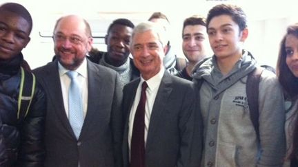 Martin Schulz et Claude Bartolone avec des lycéens de Bondy, au Lycée Jean Renoir, le 13 janvier 2014. (Pierre Magnan)