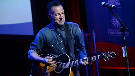 Bruce Springsteen sur la scène du New York Comedy Festival en 2016.
 (KEVIN MAZUR / GETTY IMAGES NORTH AMERICA / AFP)