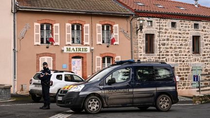 Un gendarme devant la mairie de Saint-Just (Puy-de-Dôme), le 23 décembre 2020. (OLIVIER CHASSIGNOLE / AFP)