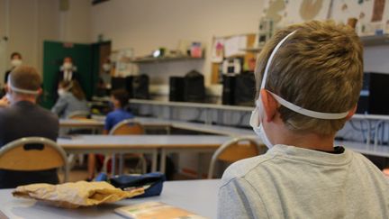 Un élève dans une salle de classe du collège de Jastres à Aubenas en Ardèche, le 25 mai 2020. (CLAIRE LEYS / FRANCE-BLEU DRÔME-ARDÈCHE)