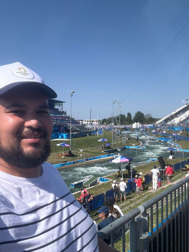 Othmane assiste au sacre olympique du Français Nicolas Gestin en canoë slalom, le 29 juillet 2024, à Vaires-sur-Marne (Seine-et-Marne). (COLLECTION PRIVEE)