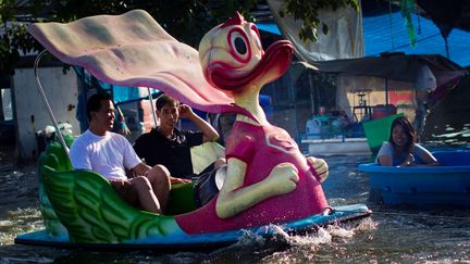 Dans ce pays o&ugrave; de nombreuses personnes ne savent pas nager, la panique est palpable chez certaines personnes oblig&eacute;es de se d&eacute;placer dans des rues o&ugrave; l'eau leur arrive &agrave; la poitrine. (DANIEL BEREHULAK / GETTY IMAGES)