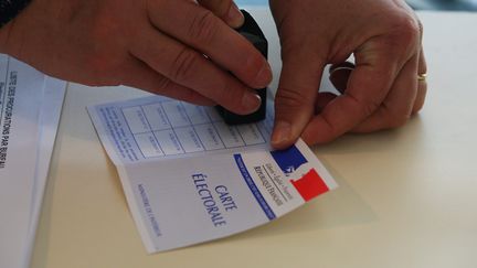 Dans un bureau de vote pour les élections européennes à&nbsp;Wittelsheim (Haut-Rhin), le 26 mai 2019. (MAXPPP)