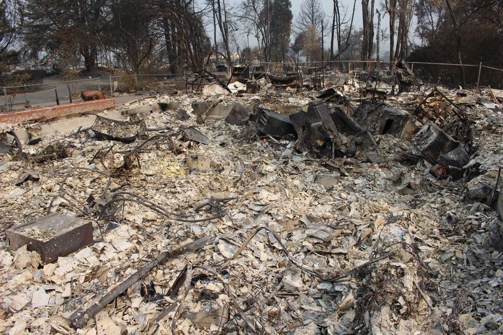 Les restes de la maison de Fredric et Carol, à Talent (Oregon), le 17 septembre 2020. (ROBIN PRUDENT / FRANCEINFO)