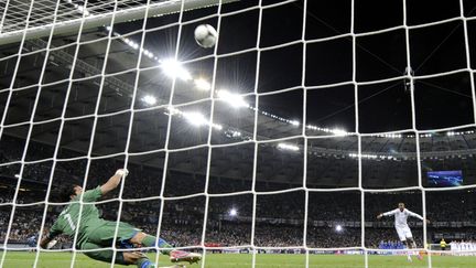 Le tir au but de l'Anglais Ashley Young va aller fracasser la barre transversale de Gianluigi Buffon. L'Italie se qualifie pour les demi-finales de l'Euro, &agrave; Kiev, le 24 juin 2012.&nbsp; (DAMIEN MEYER / AFP)