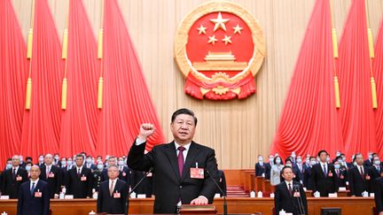 Le président chinois, Xi Jinping, prête serment après avoir été réélu président à Pékin, le 10 mars 2023. (XIE HUANCHI / XINHUA / AFP)