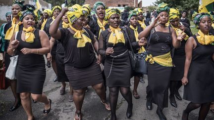 Ces militantes se sont rassemblées devant la maison de Winnie Mandela, située à Soweto, quartier pauvre de la banlieue de Johannesburg où continuait de vivre l’héroïne de la lutte anti-apartheid. (AFP PHOTO / MARCO LONGARI)