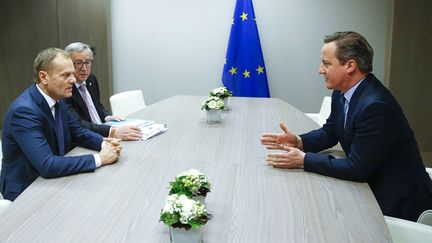 &nbsp; (A Bruxelles, David Cameron face à Donald Tusk, président du Conseil européen et Jean-Claude Juncker, président de la Commission europénne © SIPA/Yves Herman)