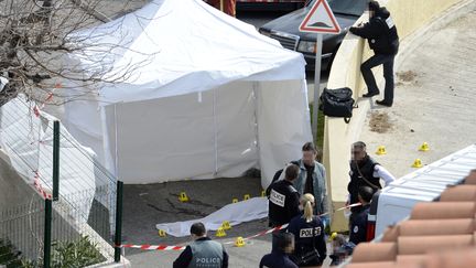 Des policiers enqu&ecirc;tent sur les lieux o&ugrave; deux hommes ont &eacute;t&eacute; tu&eacute;s, &agrave; Marseille (Bouches-du-Rh&ocirc;ne, mercredi 13 mars 2013. (GERARD JULIEN / AFP)