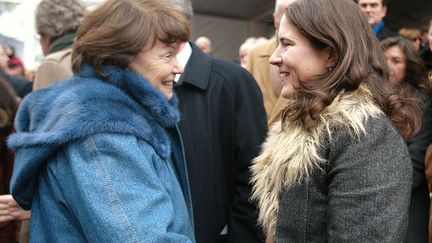 Danielle Mitterrand (G), veuve de l'ancien pr&eacute;sident Fran&ccedil;ois Mitterrand, et la fille de ce dernier Mazarine Pingeot &eacute;changent quelques mots apr&egrave;s l'inauguration du quai Fran&ccedil;ois Mitterrand &agrave; Paris, le 26 octobre 2003. (AFP)