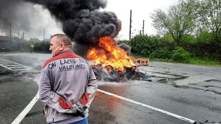 Un salarié de l'entreprise Valdunes, sur le site de Trith-Saint-Leger (Nord). (RAFAELA BIRY-VICENTE / RADIO FRANCE)